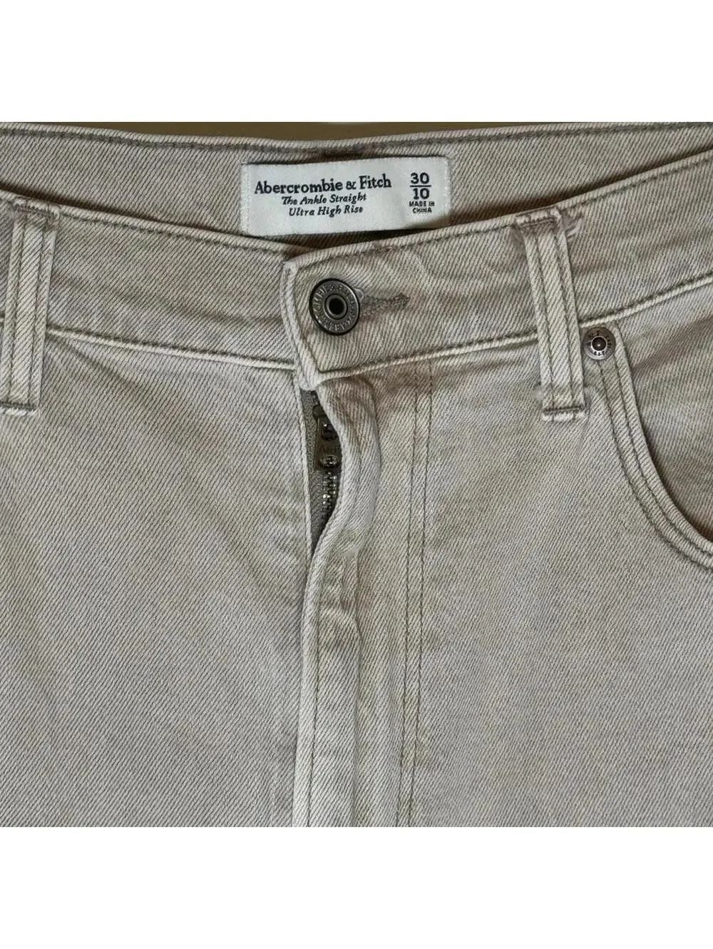 Abercrombie- Ultra High Rise Ankle Straight Jeans Curve Love - Size 30/10